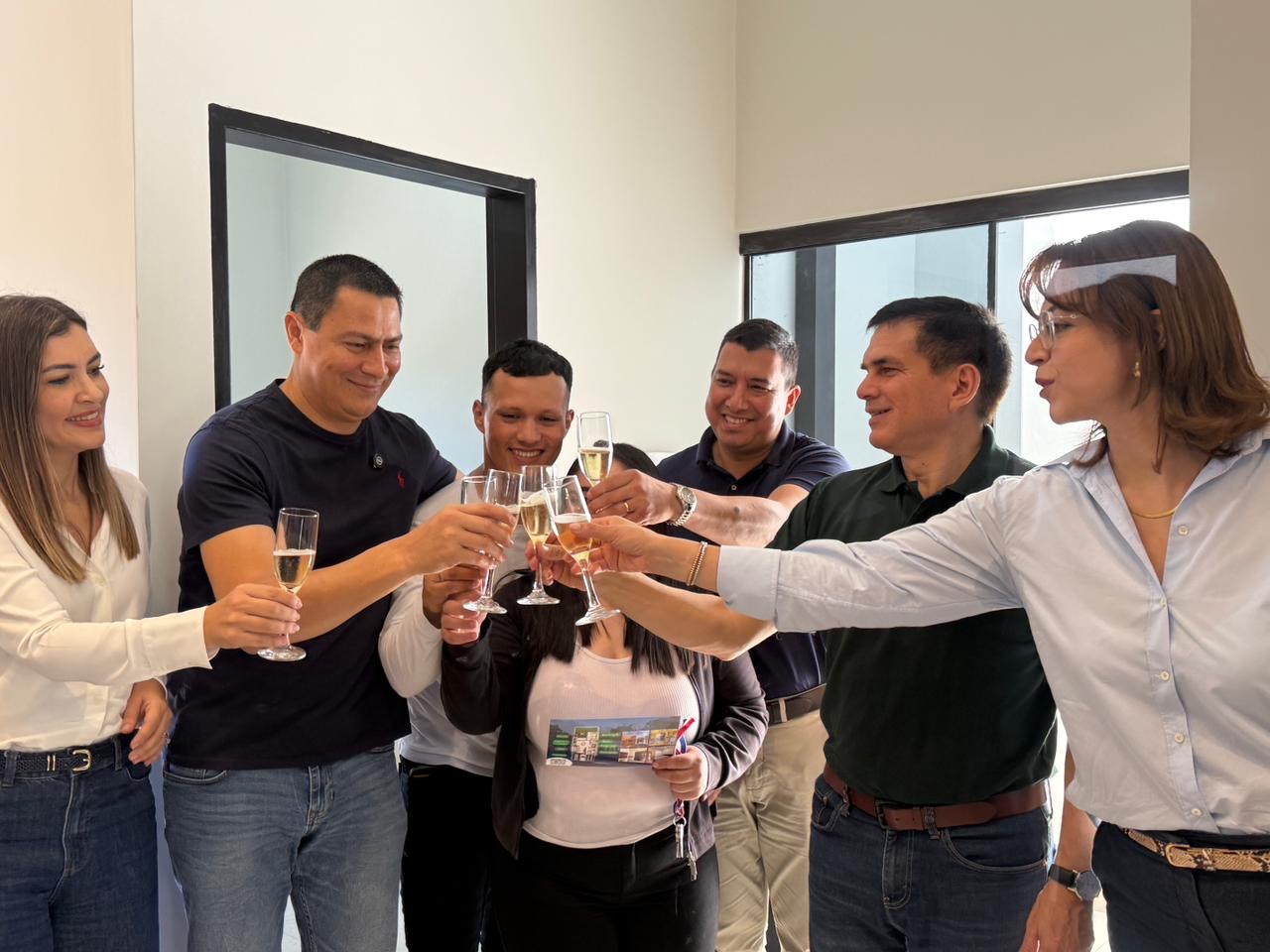 c77fd18c-e2a4-41c8-8356-38064a0d8b20